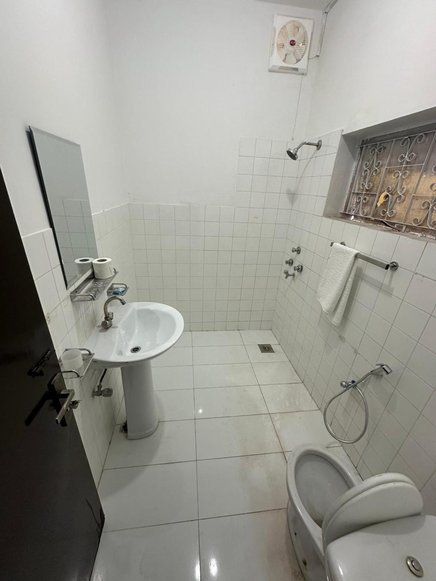 Decent Lodge Guest House Islamabad Zewnętrze zdjęcie