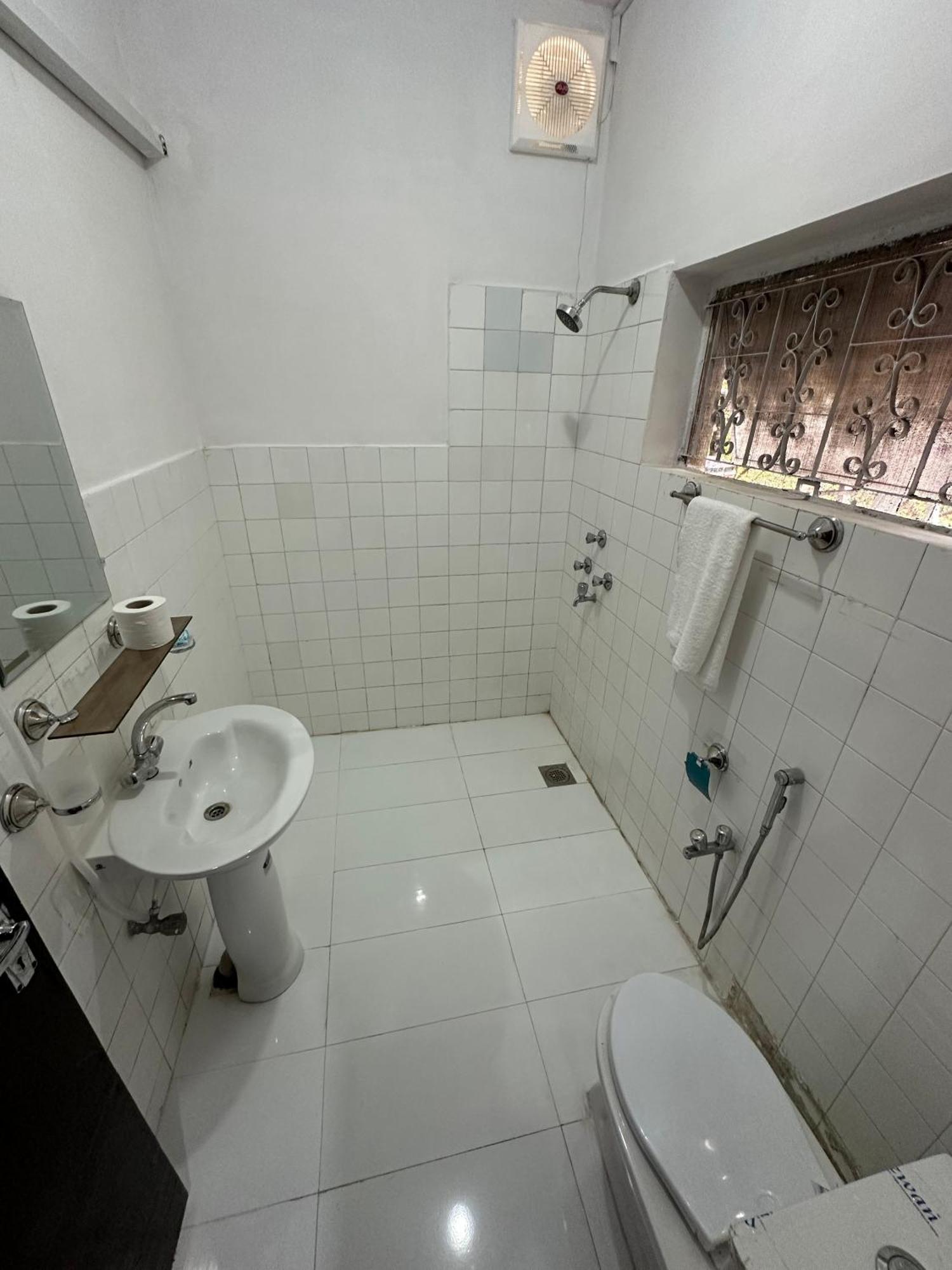 Decent Lodge Guest House Islamabad Zewnętrze zdjęcie